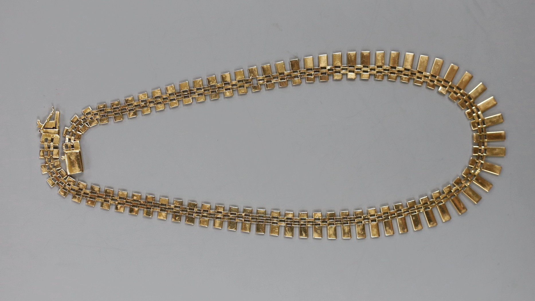 An Italian 750 fringe necklace, 41cm, 26.7 grams.